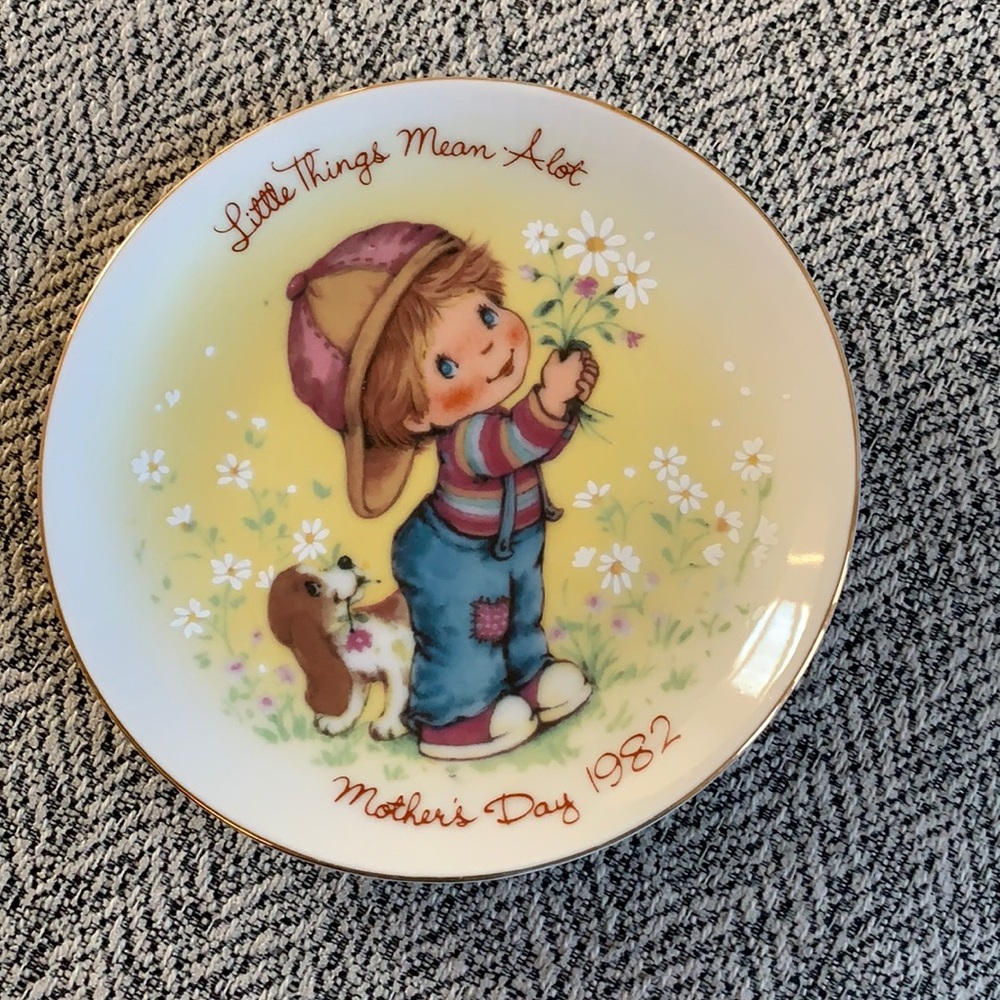 Avon 1982 Mother’s Day Plate “Little Things”